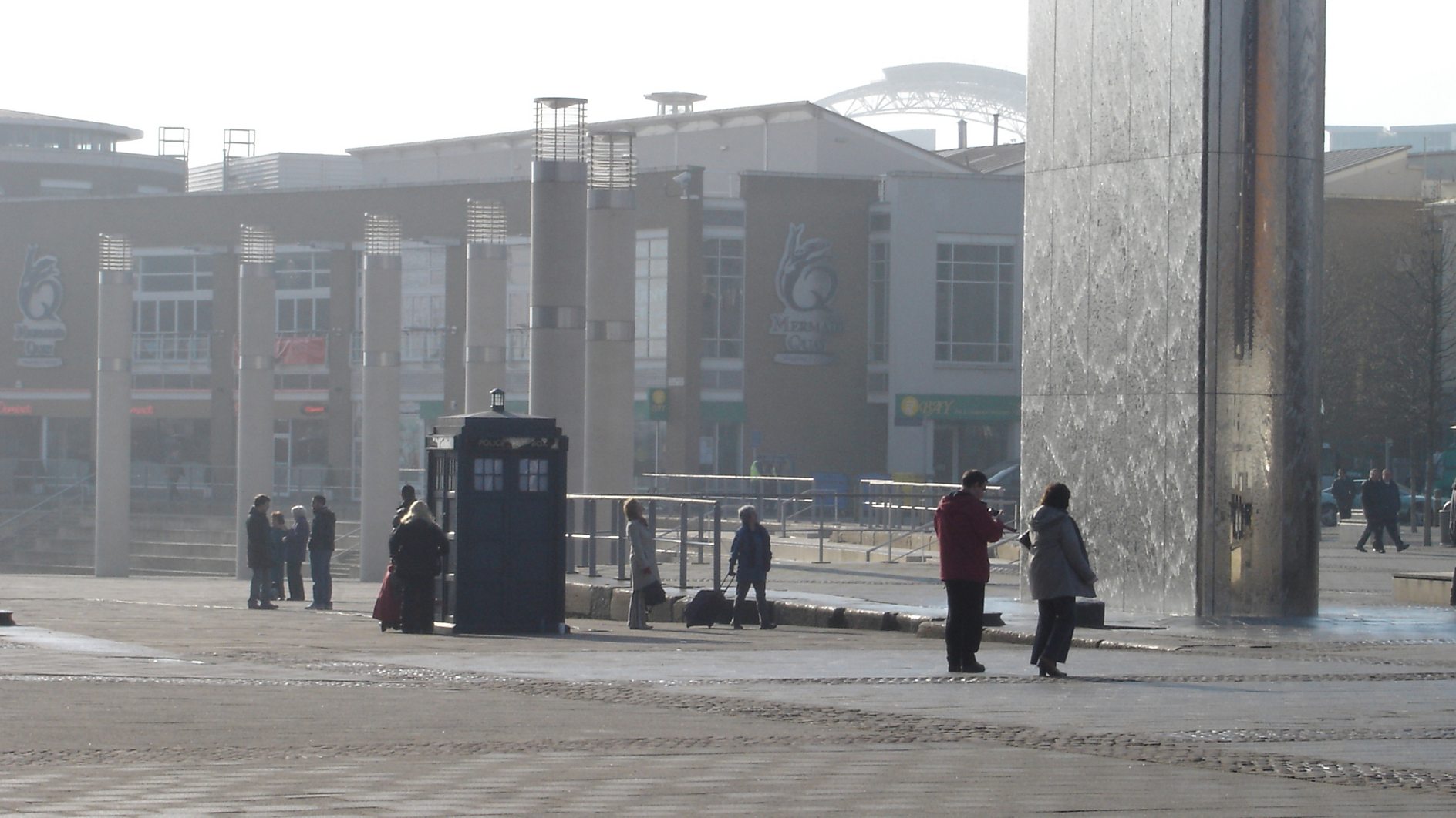 Adroddiad newydd yn darganfod bod Doctor Who wedi adfywio diwydiannau creadigol de Cymru