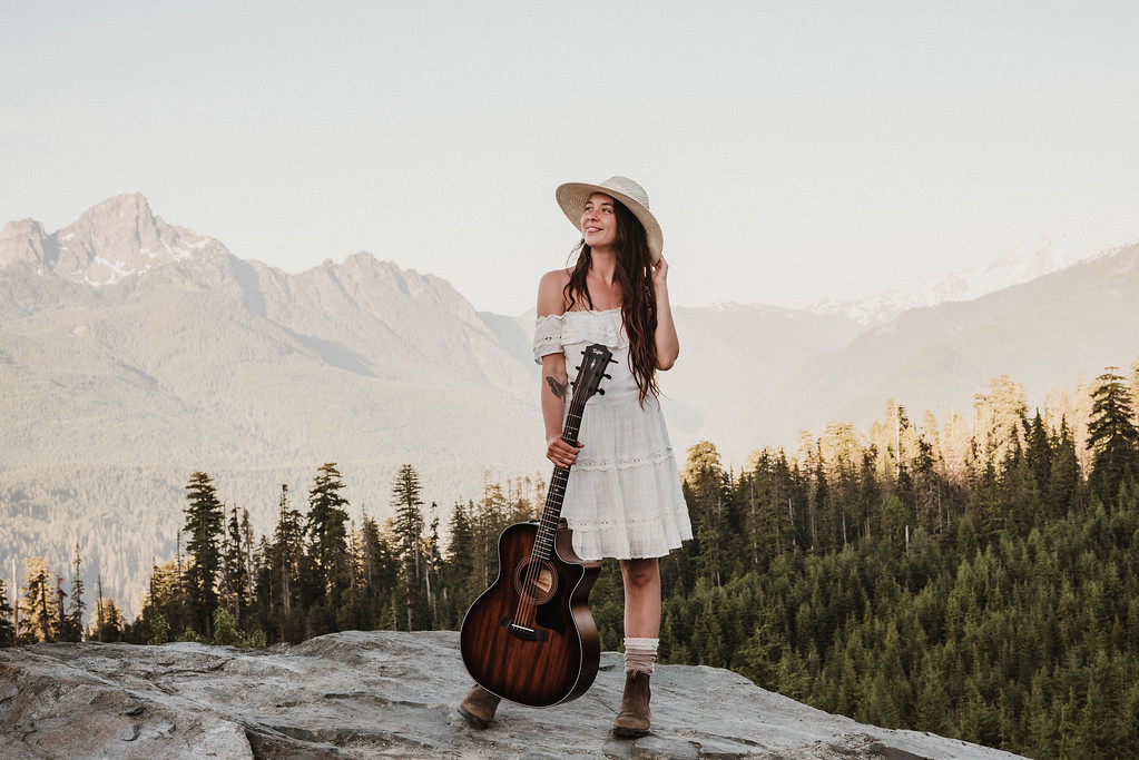 Savanna Woods Unveils Heartfelt Acoustic Single "Dancing in the Sky"