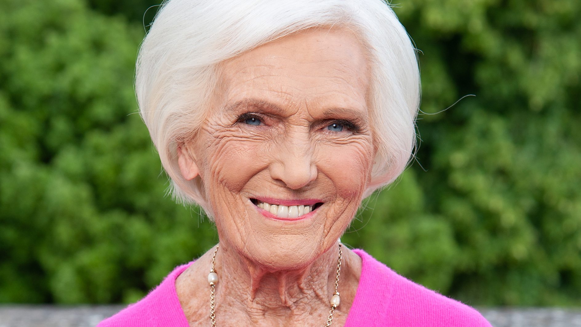 Dame Mary Berry makes evening meals effortless with Foolproof Dinners